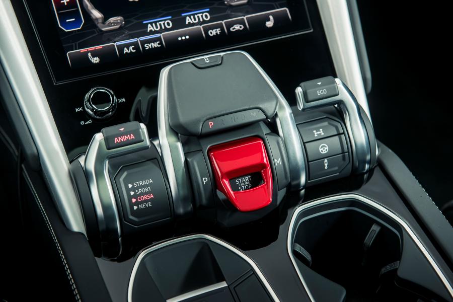 Детали интерьера Lamborghini Urus by Kar Tunz 2020 года  (фото 8 из 24)